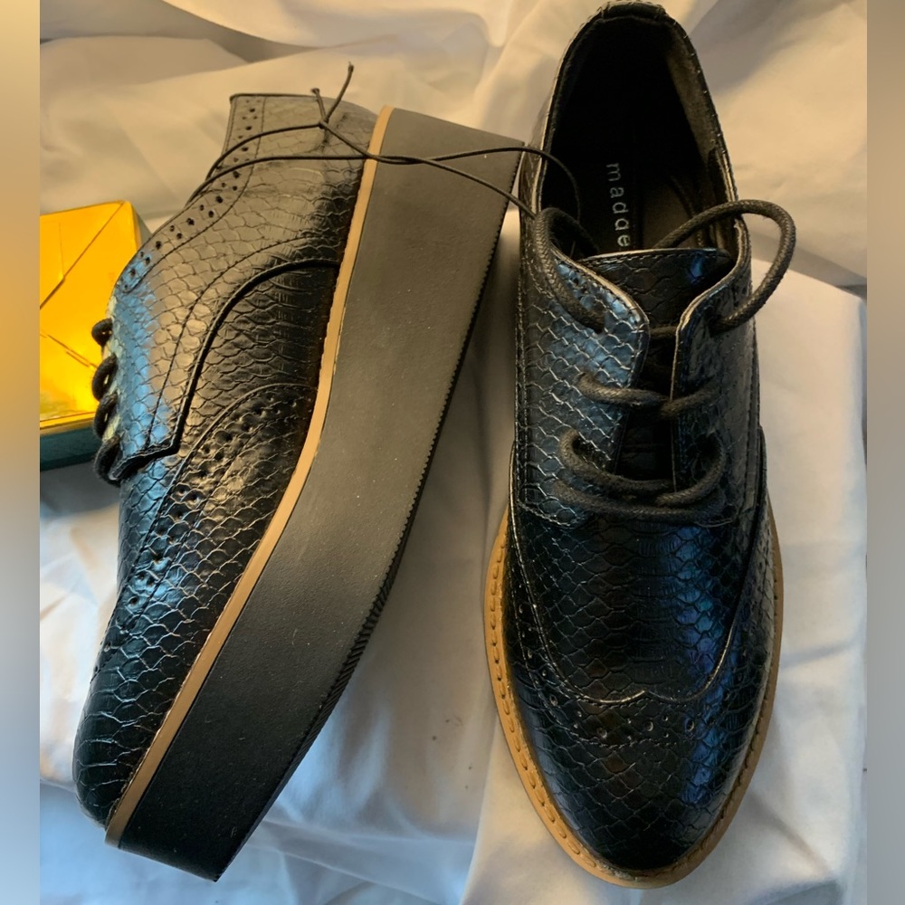 Madden Black Platform shoe Size 5 1/2